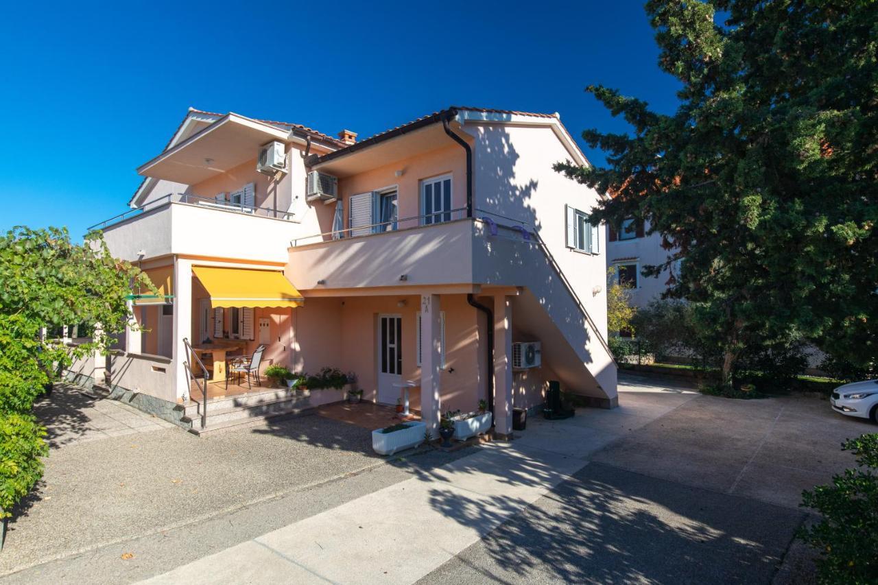 1-Bedroom Apartment In Krk - Steps From The Beach! Крк Экстерьер фото